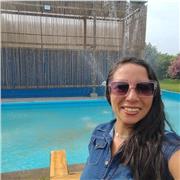Profesora de Comunicación imparte clases a estudiantes de primaria y secundaria